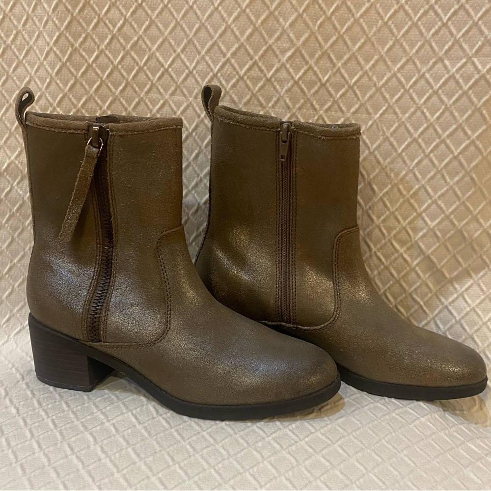 Clarks Leather Brown/Taupe Zip Ankle Boots. Accented With A Modest Shimmer. 7.5
